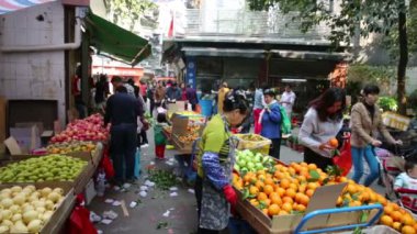 Guangzhou, Çin - 9 Aralık 2013: Guangzhou 'da insanlar sokak pazarında yürüyor