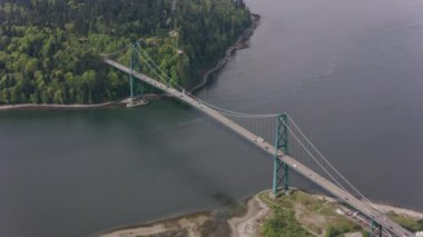 Vancouver, Kanada 2018 dolaylarında. Lions Gate Köprüsü 'nün havadan görüntüsü. Helikopterden Cineflex gimbal ve RED Epic-W kamerasıyla çekildi..