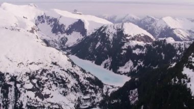British Columbia, Kanada 2018 dolaylarında. Karla kaplı dağ sırasının havadan görünüşü. Helikopterden Cineflex gimbal ve RED Epic-W kamerasıyla çekildi..