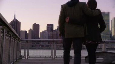 New York 'ta bir çift iskelede yürüyor.