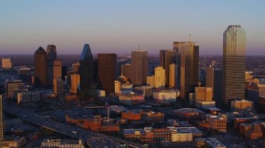 Dallas, Teksas - 2017 dolaylarında: Gün batımında şehrin havadan görünüşü