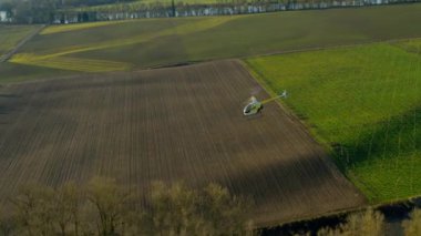 Oregon 'daki çiftlik arazileri üzerinde uçan helikopterin hava görüntüsü