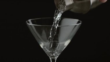 Martini dolduruyorum, ağır çekimde.