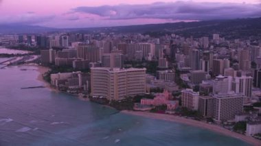 Honolulu, Oahu, Hawaii 2018 civarı. Waikiki otelleri ve sahil manzaralı. Cineflex ve RED Epic-W Helyum ile çekilmiştir..