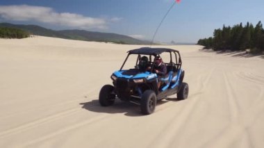 Kum tepelerinde uçan ATV 'nin görüntüsü, Oregon