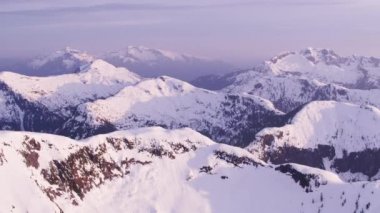 British Columbia, Kanada 2018 dolaylarında. Karla kaplı dağ sırasının havadan görünüşü. Helikopterden Cineflex gimbal ve RED Epic-W kamerasıyla çekildi..