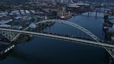 Portland Şehri, Oregon, ABD hava klibi alacakaranlıkta: 4K Ultra HD