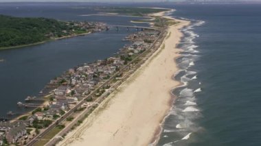 New Jersey dolayları-2017, New Jersey plajında New York 'tan Sandy Hook' a doğru uçuyor. Cineflex ve RED Epic-W Helyum ile çekilmiştir..