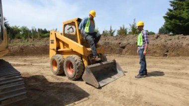 Şantiyede inşaat işçileri toplantı ve konuşma