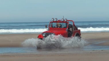 4x4 off road aracı ağır çekimde suda ilerliyor, Phantom Flex 4K 'de çekildi.