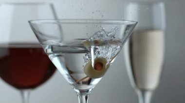 Yavaş çekimde zeytinler martiniye sıçrıyor.