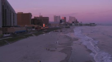 Atlantic City, New Jersey dolaylarında 2017, günbatımında Atlantic City kıyılarında uçuyor. Cineflex ve RED Epic-W Helyum ile çekilmiştir..