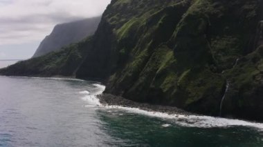 Molokai, Hawaii 2018 dolaylarında. Molokai sahilindeki Pelekunu Koruma Alanı 'nın havadan görüntüsü. Cineflex ve RED Epic-W Helyum ile çekilmiştir..