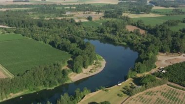 Salem, Oregon 2017 dolaylarında, Willamette Nehri 'nin Salem, Oregon yakınlarında havadan çekilmiş görüntüsü. Cineflex ve RED Epic-W Helyum ile çekilmiştir..