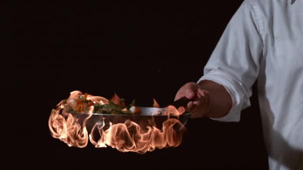 Slow Motion Shot Van Chef Met Vlammende Roerbak — Stockvideo