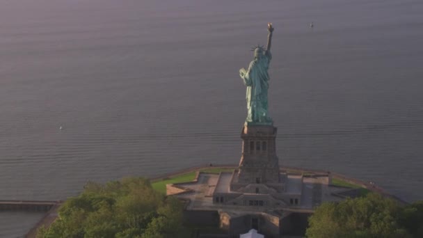 New York City Circa 2017 Luchtfoto Van Vrijheidsbeeld Bij Zonsopgang — Stockvideo