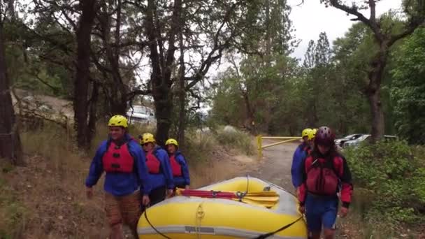 Beyaz Raftingi Yapan Bir Grup Insan Birlikte Sal Taşıyor — Stok video