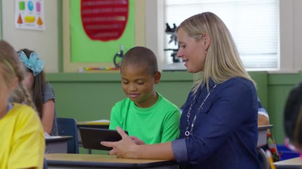 Profesorul Elevul Uită Tableta Digitală Sala Clasă Școlii — Videoclip de stoc