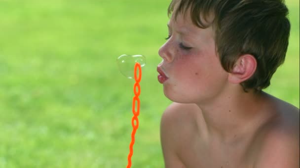 Мальчик Пускает Пузыри Замедленная Съемка Снимок Помощью Фантомной Камеры Скоростью — стоковое видео