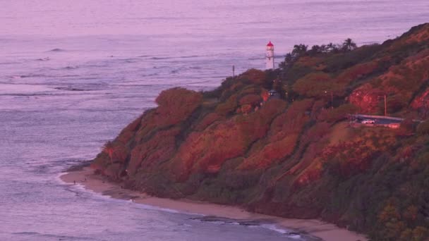 ホノルル オアフ島 ハワイ2018年頃 日没時のダイヤモンドヘッドライトハウスの空中ビュー CineflexとRed Epic Heliumで撮影 — ストック動画