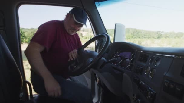 Водій Вантажівки Сідає Стартову Вантажівку Повністю Випущений Комерційного Використання — стокове відео