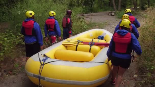 Groep Mensen White Water Rafting Voeren Vlot Samen — Stockvideo