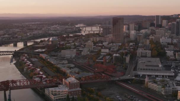 オレゴン州ポートランド2017年頃 早朝の光の中でのポートランドの空中撮影 CineflexとRed Epic Heliumで撮影 — ストック動画