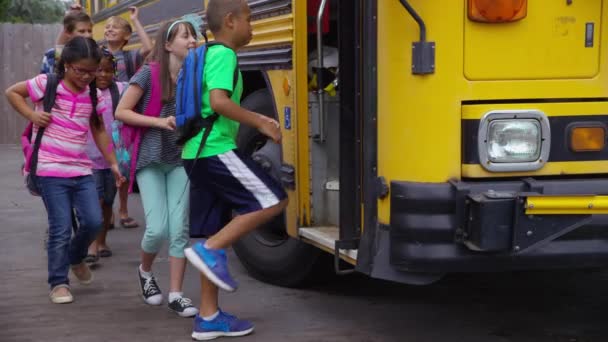 Los Estudiantes Suben Autobús Escolar Cámara Lenta — Vídeo de stock