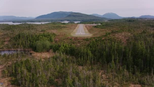 Brits Columbia Circa 2018 Landing Luchthaven Opgenomen Vanuit Helikopter Met — Stockvideo