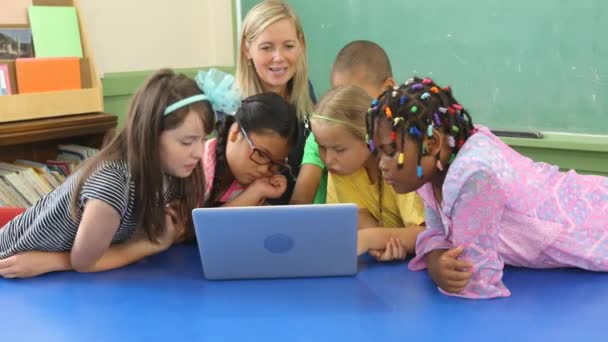 Вчитель Студенти Працюють Портативному Комп Ютері Шкільному Класі — стокове відео