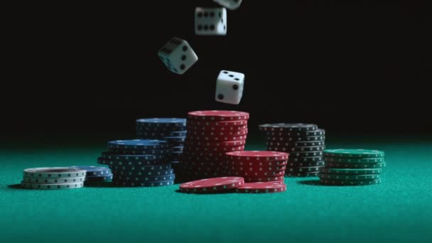 Кости Фишки Покера Падают Замедленной Съемке — стоковое видео
