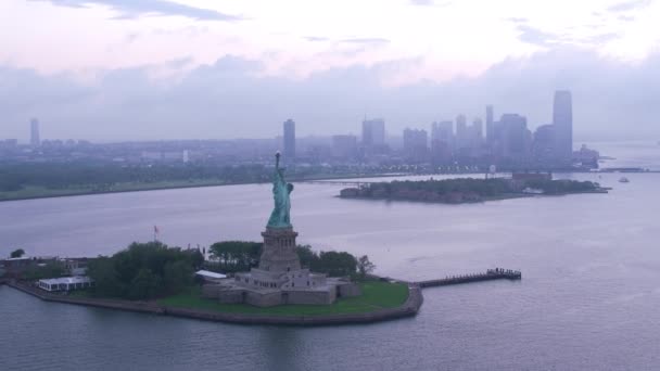 New York Şehri 2017 Dolaylarında Yüksek Açılı Yaklaşım Özgürlük Anıtı — Stok video