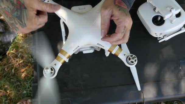 Ember Felkészíti Drónt Repülésre — Stock videók