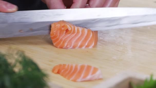 Sushi Chef Kok Snijdt Zalmvis — Stockvideo