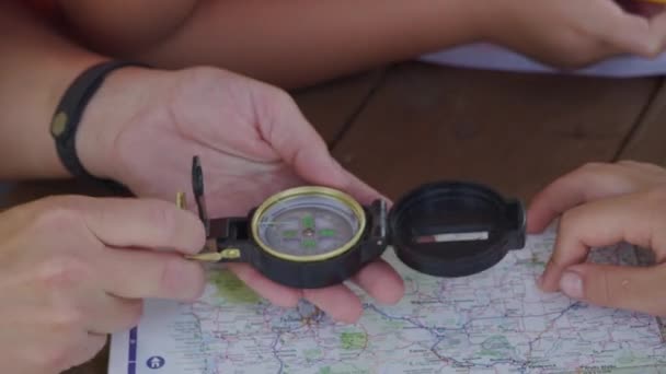Kinder Der Outdoor Schule Schauen Auf Kompass — Stockvideo