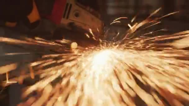 Robotnik Budowlany Szlifowanie Metalu Zbliżenie — Wideo stockowe