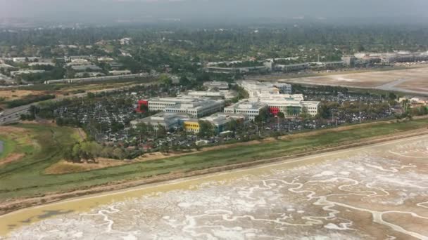 Menlo Park California 2017 Aerial Shot Facebook Headquarters Съемка Кинотеатром — стоковое видео