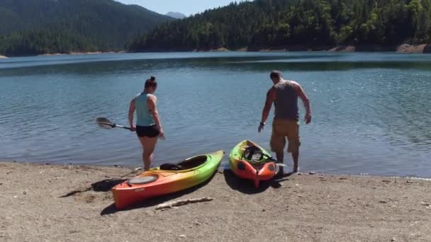 Pareja Preparándose Para Kayak Lago — Vídeos de Stock
