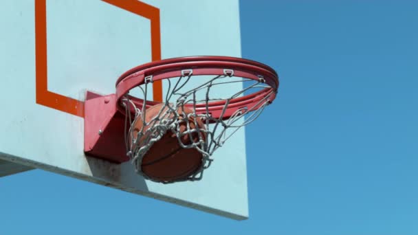 バスケットボールの超スローモーションショットがフープに入り Phantom Flexで撮影 — ストック動画