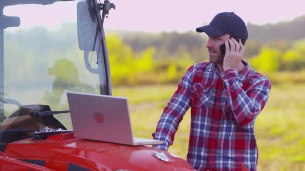 Agricultor Usando Computador Portátil Telefone Celular — Vídeo de Stock