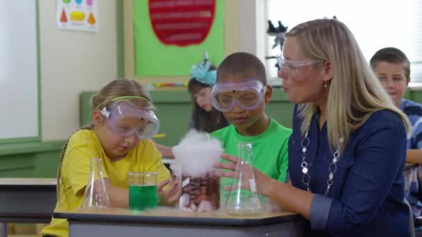 Вчитель Студенти Проводять Науковий Експеримент Шкільному Класі — стокове відео