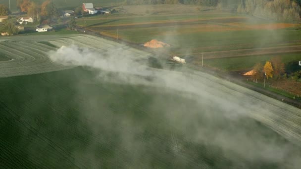 Luftbild Eines Traktors Der Kalk Auf Ein Grasfeld Oregon Aufträgt — Stockvideo