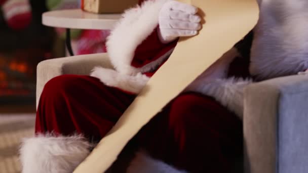 Nahaufnahme Weihnachtsmann Schreibt Auf Liste — Stockvideo