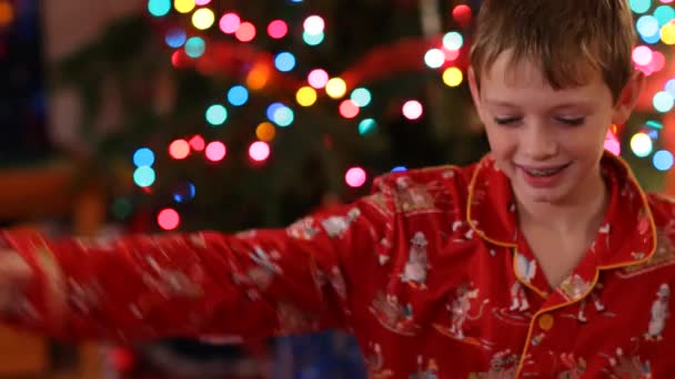 Jongen Opening Kerstcadeau Krijgen Verrassing — Stockvideo