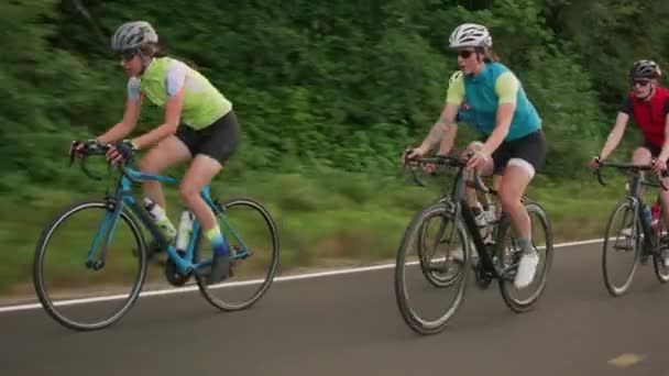 Tracking Shot Van Een Groep Fietsers Landweg Volledig Vrijgegeven Voor — Stockvideo