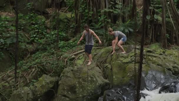 Pari Tutkimassa Vesiputouksia Havaijilla — kuvapankkivideo
