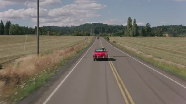 Стеження Людиною Керує Класичним Кабріолетним Автомобілем Заміській Дорозі Повністю Випущений — стокове відео