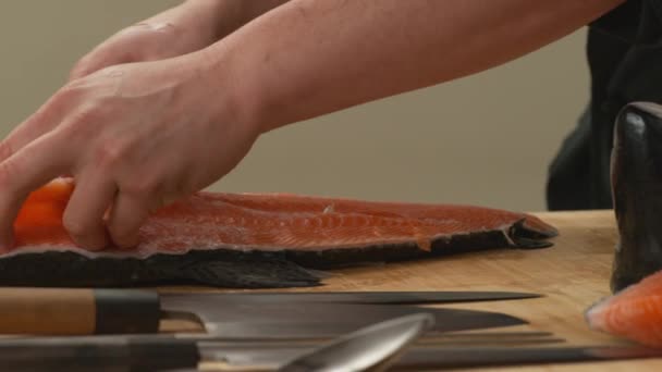 寿司職人鮭の切り身 — ストック動画