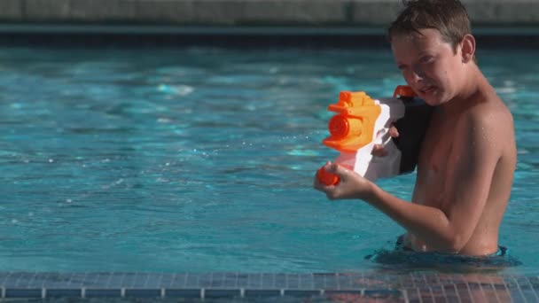 Chlapec Stříkající Vodní Pistole Bazénu Super Zpomalený Film — Stock video