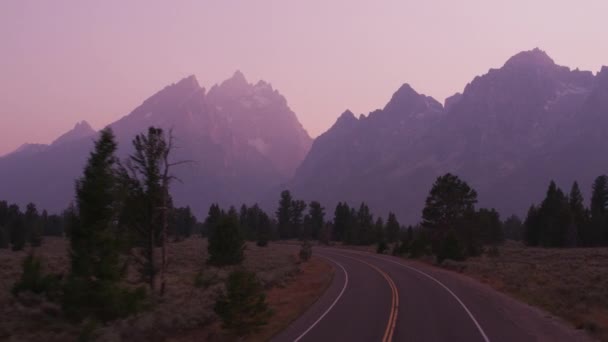 Körning Längs Vägen Grand Teton National Park Vid Solnedgången — Stockvideo